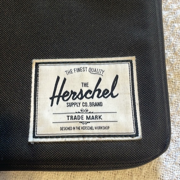 Herschel Tablet Ipad Accessories Case Black with‎ White Trim 7 x 10 - Picture 3 of 8
